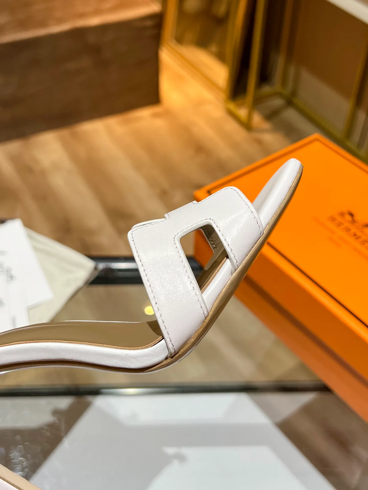 👟👟Ex-factory price 600👟👟 Hermès high-heeled sandals Hermès high-heeled shoes are the simplest, most durable and elegant I have ever seen! ! ! It can hold any style, and the height of 10.5cm is easy to control. Each color has its own unique style. You must buy this one, it is really easy to wear and look good! size: 35-40 (34.40.41 customization is non-returnable and non-exchangeable)